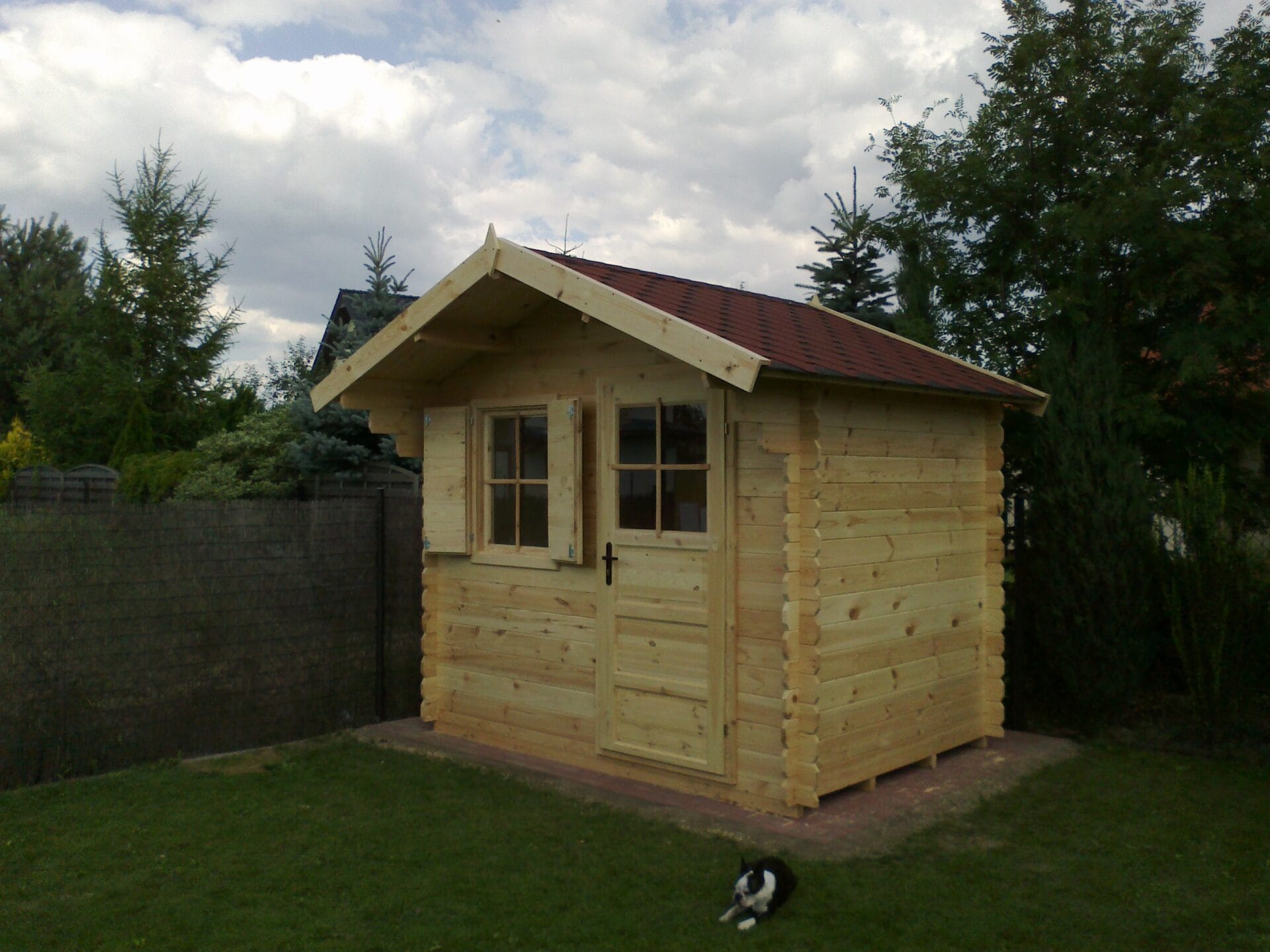 mały domek drewniany - stróżówka, domek dla stróża