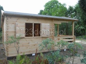 Domek drewniany letniskowy - domek z drewna z tarasem i narzędziownią