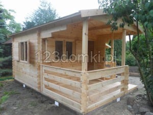 Domek drewniany letniskowy - domek z drewna z tarasem i narzędziownią