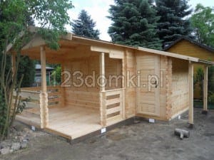 Domek drewniany letniskowy - domek z drewna z tarasem i narzędziownią