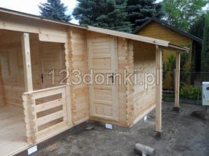 Domek drewniany letniskowy - domek z drewna z tarasem i narzędziownią