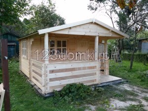 Domek drewniany na ogródki działkowe z tarasem i narzędziownią - wejście na narożniku tarasu