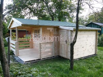 Domek działkowy z drewna z tarasem i narzędziownią - wejście na narożniku tarasu