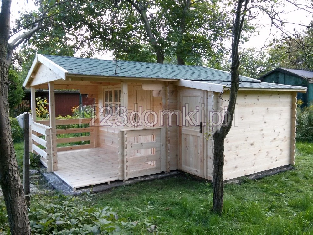Domek działkowy z drewna z tarasem i narzędziownią - wejście na narożniku tarasu