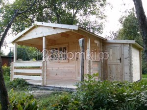 Domek działkowy z drewna z tarasem i narzędziownią