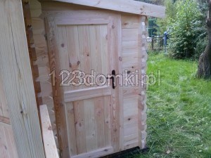 Domek drewniany z przybudówka i tarasem