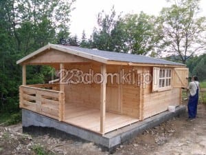 Domek drewniany na ogródki działkowe z tarasem i narzędziownią - wejście na narożniku tarasu