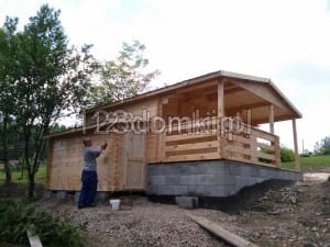 Domek drewniany na ogródki działkowe z tarasem i narzędziownią