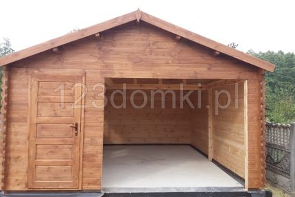 drewniany garaż z drzwiami na ścianie frontowej
