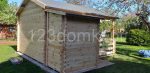Drewniany domek ogrodowy z komórką i tarasem - widok ściany tylnej i komórki