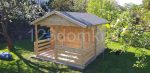 Działkowy domek z komórką i tarasem - widok od frontu