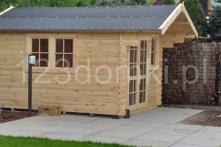 drewniany domek ogrodowy z przeszklonymi drzwiami, drzwi dwuskrzydłowe podwójne