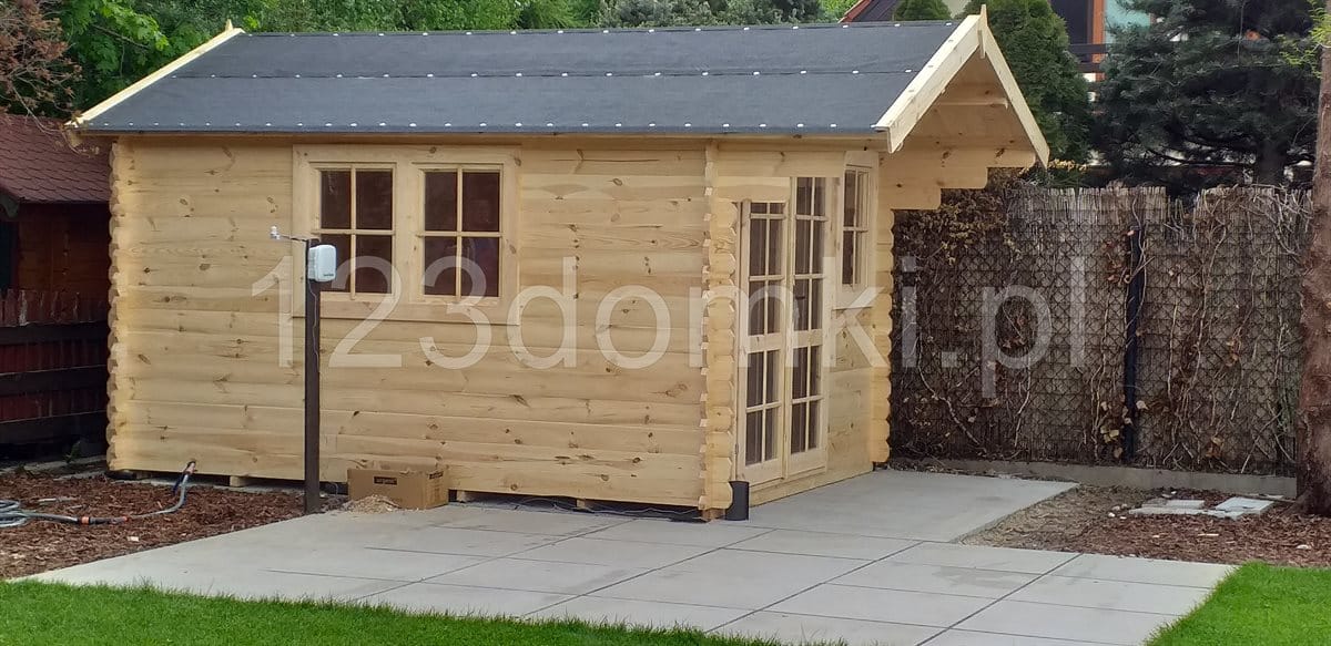 domek ogrodowy z drewna drewniany domek ogrodowy z przeszklonymi drzwiami, drzwi dwuskrzydłowe podwójne