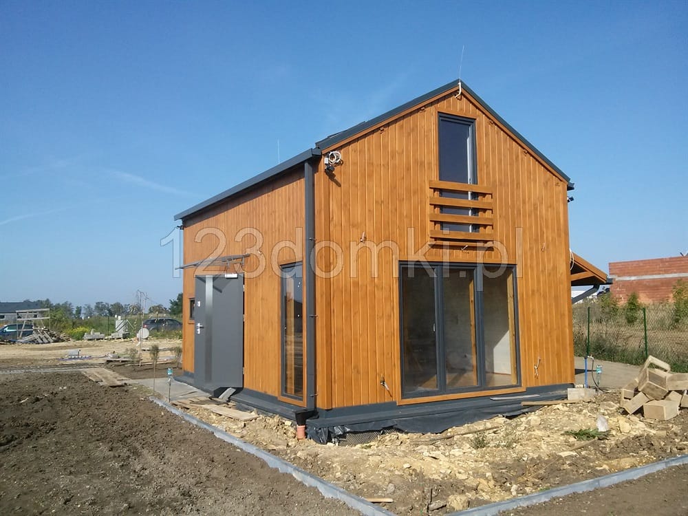 domek letniskowy 35m2 z poddaszem - widok wykończonego domku z zewnątrz z dużym oknem tarasowym