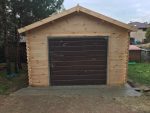 Garaż drewniany 6x4 widok na bramę garażową z zewnątrz