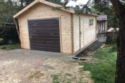 garaż drewniany jednostanowiskowy 600x400cm 6x4m z bramą uchylną oraz drzwiami na bocznej ścianie garażu