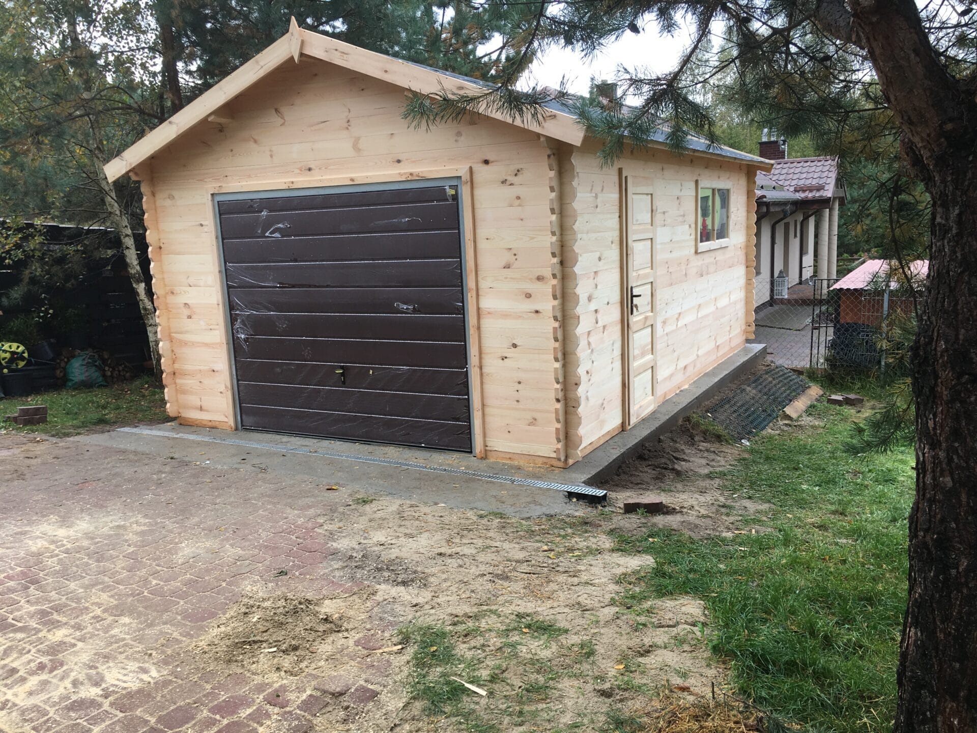 garaż drewniany jednostanowiskowy garaż drewniany jednostanowiskowy 600x400cm 6x4m z bramą uchylną oraz drzwiami na bocznej ścianie garażu