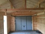 Garaż drewniany 6x4 widok wnętrza na bramę garażową