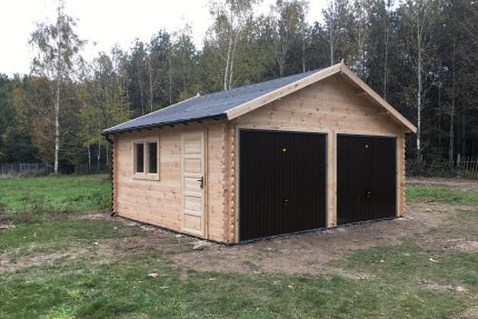 Garaż dwustanowiskowy widok z zewnątrz - zamknięte 2 bramy garażowe