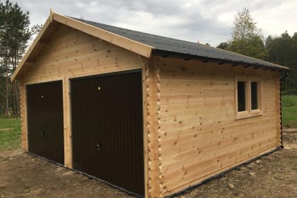 garaż drewniany dwustanowiskowy na dwa auta z dwoma bramami o powierzchni do 35m2 - zbliżenie - widoczne detale garażu oraz bram