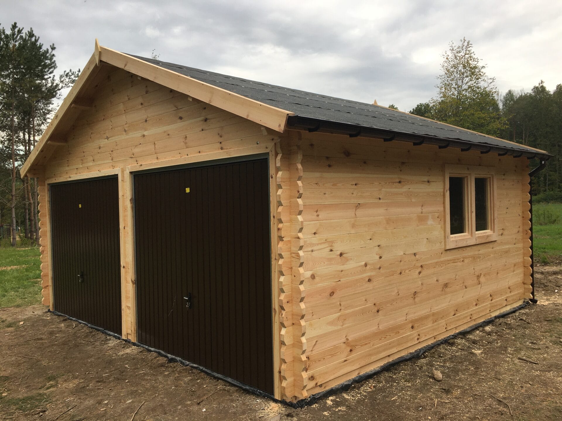 drewniany garaż dwustanowiskowy z drewna na 2 auta garaż drewniany dwustanowiskowy na dwa auta z dwoma bramami o powierzchni do 35m2 - zbliżenie - widoczne detale garażu oraz bram