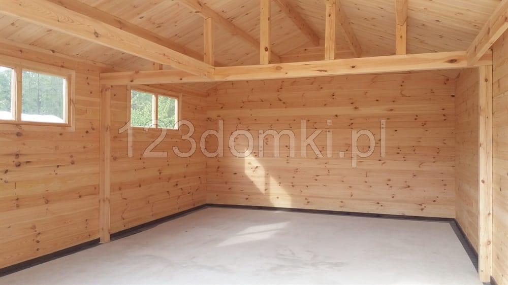 wnętrze garażu drewnianego